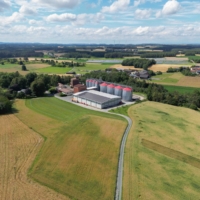 Getreidehalle in Leesau in Weitwinkelaufnahme mit Feldern drumherum