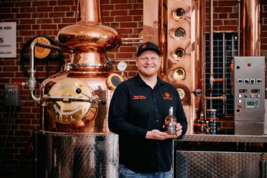 Weyermann® Mitarbeiter Phillip Schwarz mit dem Special Eight Whisky