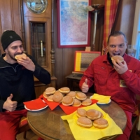 Zwei Weyermann® Mitarbeiter beißen in ihre Krapfen