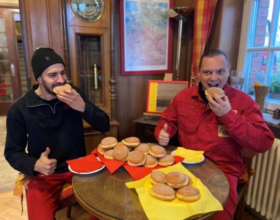 Zwei Weyermann® Mitarbeiter beißen in ihre Krapfen